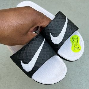 WMNS NIKE BENASSI SOLARSOFT SLIDES
JDI BLACKS WHITES
